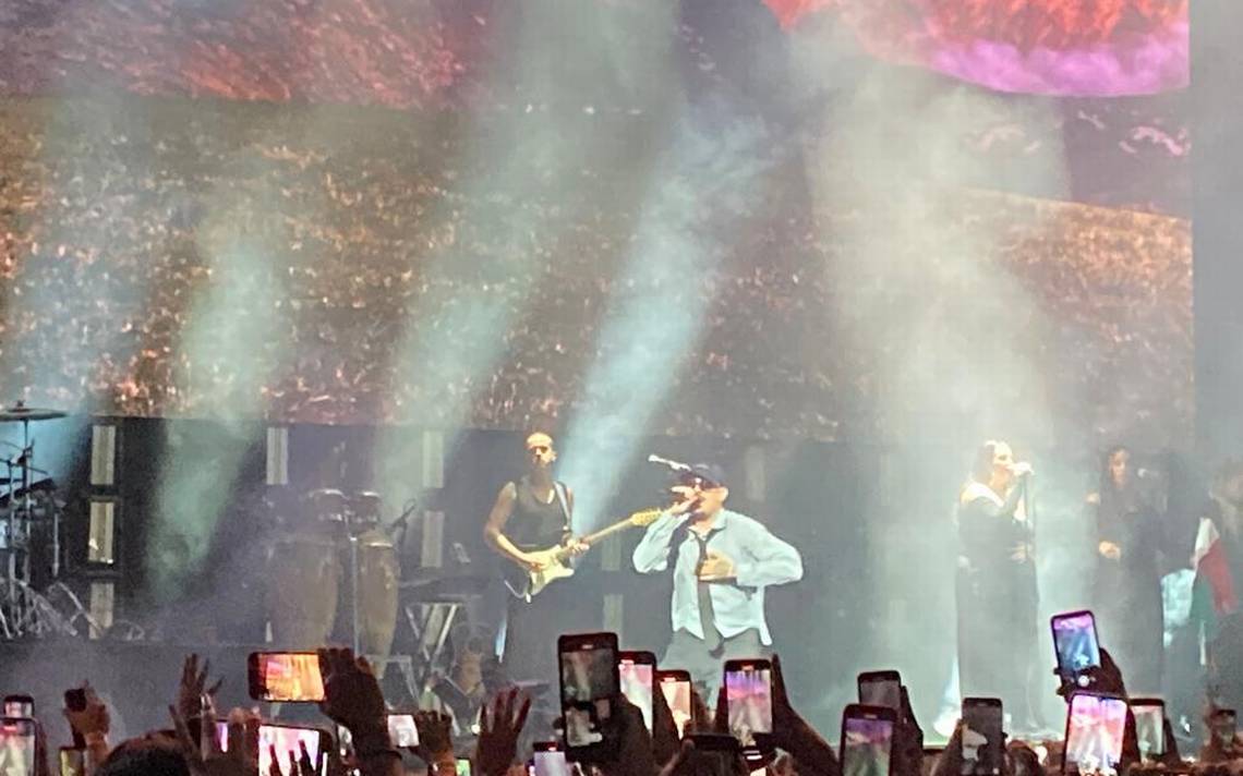 Rels B Azota Y Besa La Bandera De México Durante Concierto En Puebla ...